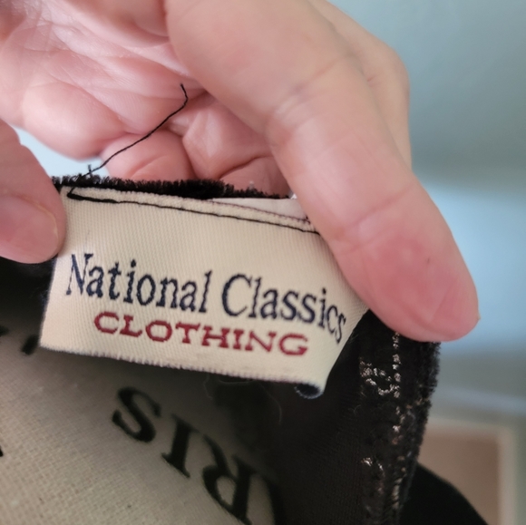 Beautiful vintage velvet dress. No size given but fits small to medium - Picture 6 of 6